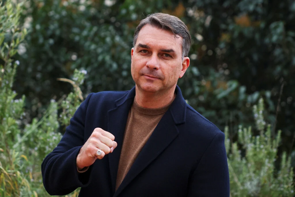 Declarações de Flávio Bolsonaro sobre ameaças reacendem comparações com campanha presidencial de 2018