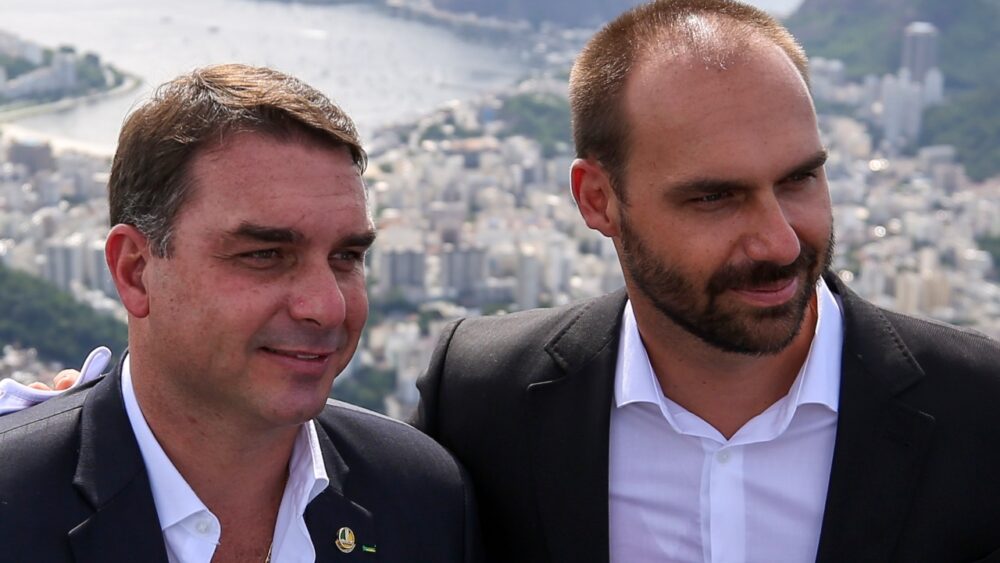 Flávio Bolsonaro eleva ataques a Moraes enquanto Eduardo ameaça processo eleitoral de 2030