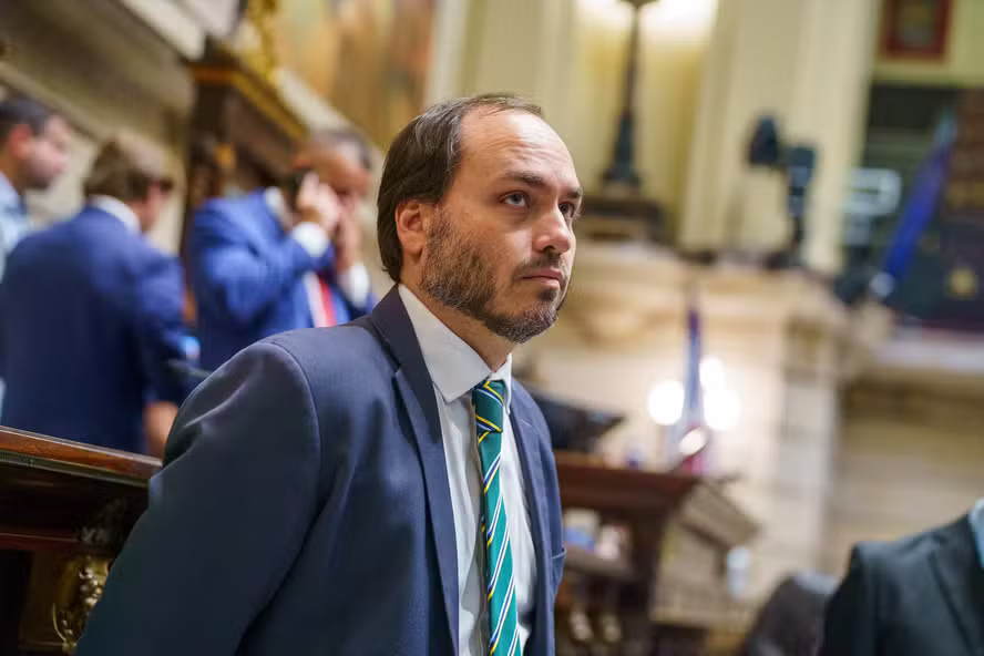 MP amplia investigação sobre rachadinha no gabinete de Carlos Bolsonaro