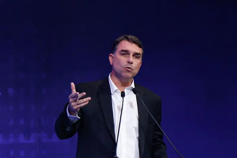 Nota de Flávio sobre urnas expõe dilema na própria base